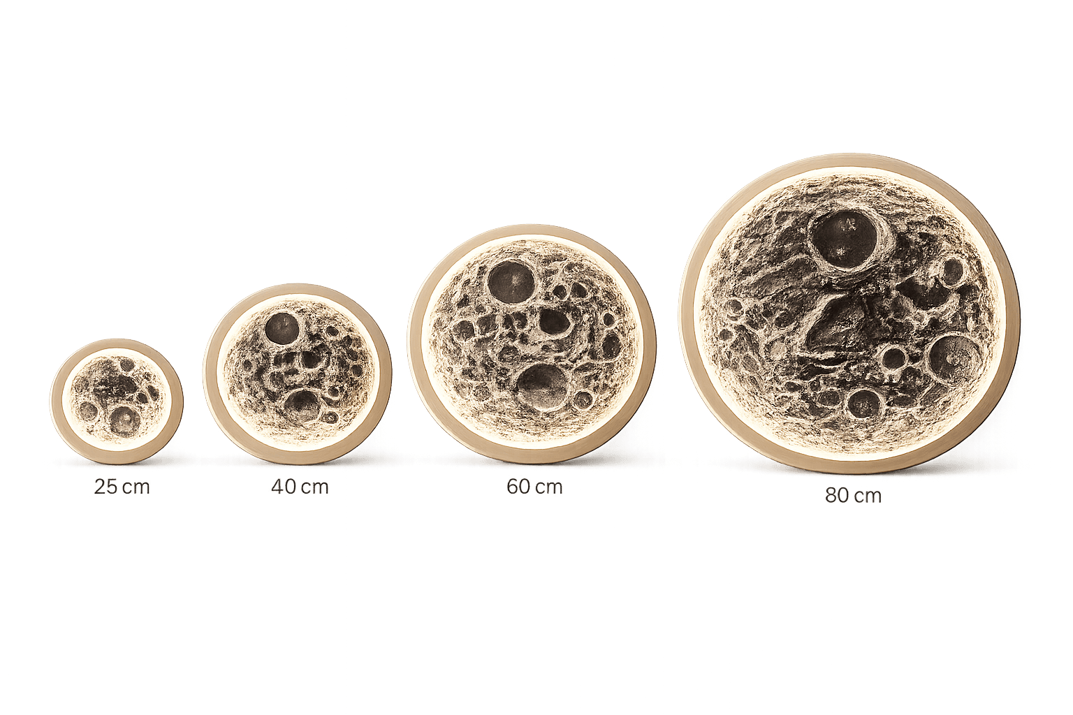 Vier leuchtende Lampen im Mond-Design mit Krateroberfläche in aufsteigender Größe vor schwarzem Hintergrund.