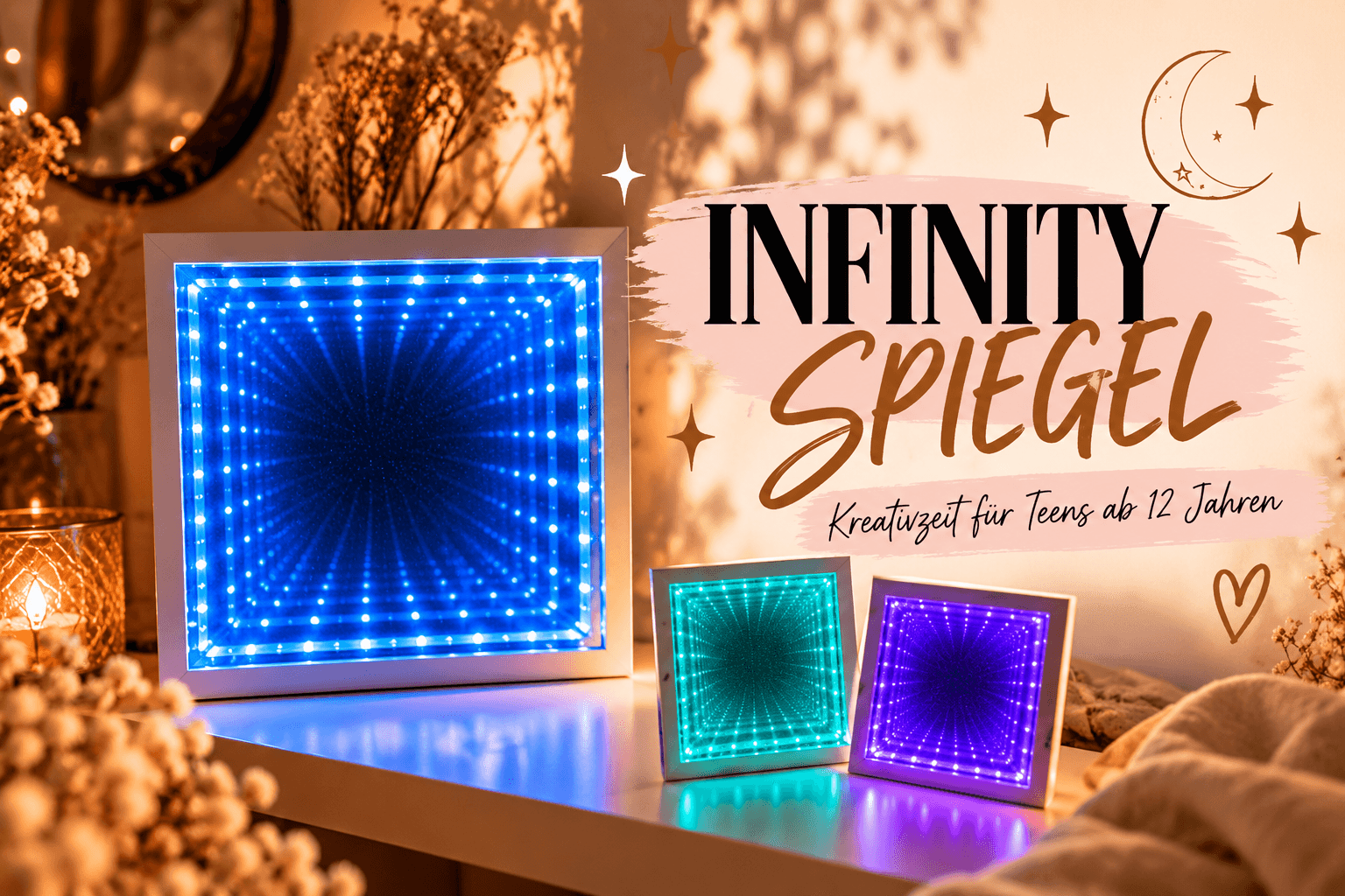 Drei quadratische Infinity-Spiegel mit blauen, türkisen und violetten LED-Effekten in einer gemütlich beleuchteten Umgebung.